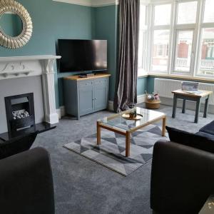 ein Wohnzimmer mit Sofa und Fernseher in der Unterkunft Atlas Place Broadstairs 4 bed family accommodation in Kent