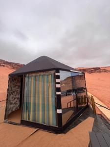 a small building in the middle of the desert at Al Raha Luxury Camp in Wadi Rum