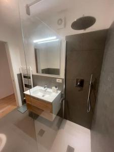 多比亞科的住宿－Appartamento a Dobbiaco nel cuore delle Dolomiti，一间带水槽和镜子的浴室