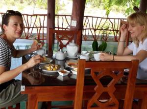 Makanan di atau berdekatan rumah tamu ini