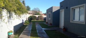 una pasarela entre dos edificios en un patio en Descans ar Luna en Bahía Blanca