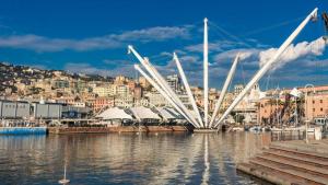 ジェノヴァにあるSole Rosso Pernotto Smart a Genova Portoの大きな白い橋