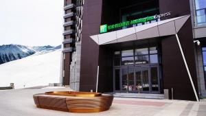 张家口崇礼翠云山智选假日酒店的正面有标志的建筑物
