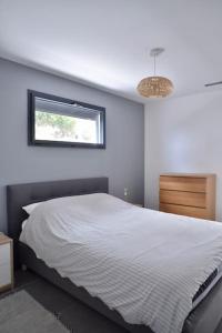 Posteľ alebo postele v izbe v ubytovaní Top of house with sea view 50m from the beach
