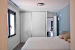 Posteľ alebo postele v izbe v ubytovaní Top of house with sea view 50m from the beach