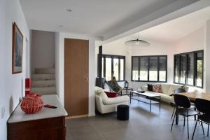 Posedenie v ubytovaní Top of house with sea view 50m from the beach