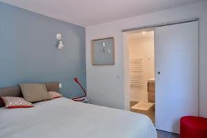 Posteľ alebo postele v izbe v ubytovaní Top of house with sea view 50m from the beach
