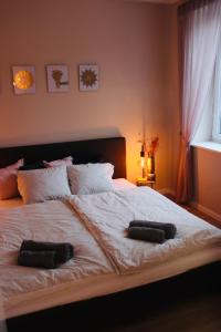 um quarto com uma cama grande com dois objectos pretos em Apartment im Herzen der Stadt em Braunschweig