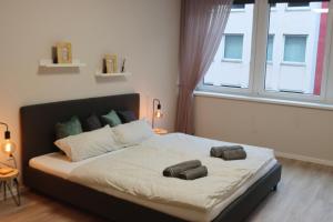 ein Schlafzimmer mit einem Bett mit zwei Kissen darauf in der Unterkunft Apartment im Herzen der Stadt in Braunschweig