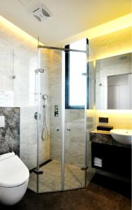 Ett badrum på Treeart Hotel