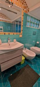 ラヴェッロにあるCasa Angelicaのバスルーム(洗面台、トイレ、鏡付)
