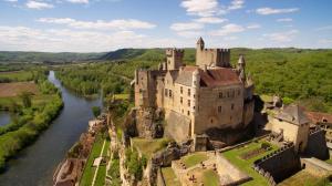 een luchtzicht op een kasteel naast een rivier bij Domaine des Hirondelles in Saint-Vincent-de-Cosse