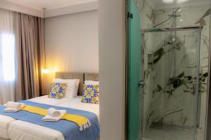 卡西奧皮的住宿－Pelagia Apartment by Kormaris，一间卧室设有一张床和一个玻璃淋浴间