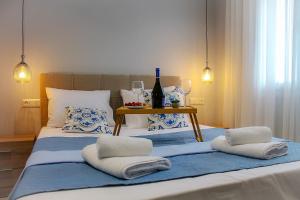 卡西奧皮的住宿－Pelagia Apartment by Kormaris，一间卧室配有两张床、毛巾和桌子