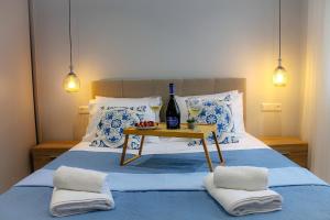 Posteľ alebo postele v izbe v ubytovaní Pelagia Apartment by Kormaris