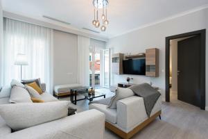 Televízia a/alebo spoločenská miestnosť v ubytovaní Pelagia Apartment by Kormaris