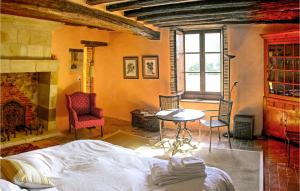 een slaapkamer met een bed en een tafel en stoelen bij Nice Home In Conflans Sur Anille With Kitchen in Conflans-sur-Anille