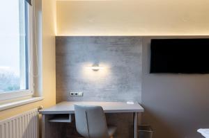 TV a/nebo společenská místnost v ubytování Das Reinisch Just Rooms