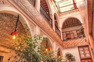 Riad Arabic House & Spa في مراكش: مبنى بسقف شبابيك ومصنع
