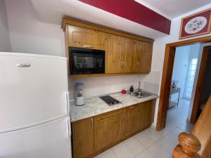 A kitchen or kitchenette at Apartamento Gustamar 25