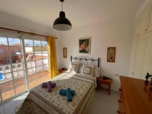 A bed or beds in a room at Apartamento Gustamar 25 Még 16 kép