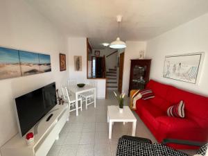 A television and/or entertainment centre at Apartamento Gustamar 25