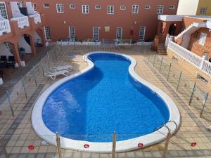 The swimming pool at or close to Apartamento Gustamar 25