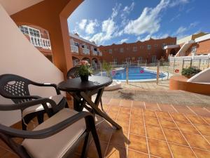 The swimming pool at or close to Apartamento Gustamar 25