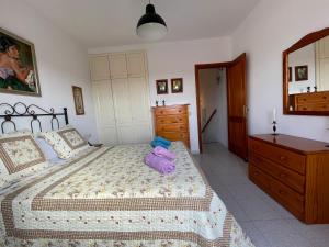 A bed or beds in a room at Apartamento Gustamar 25