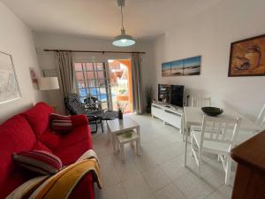 A seating area at Apartamento Gustamar 25