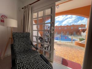 The swimming pool at or close to Apartamento Gustamar 25