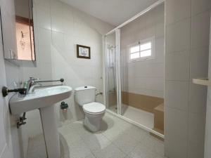 A bathroom at Apartamento Gustamar 25