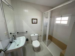 A bathroom at Apartamento Gustamar 25