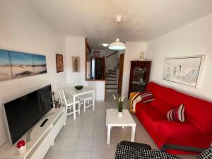 A television and/or entertainment centre at Apartamento Gustamar 25