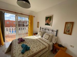 A bed or beds in a room at Apartamento Gustamar 25