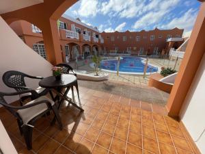 The swimming pool at or close to Apartamento Gustamar 25