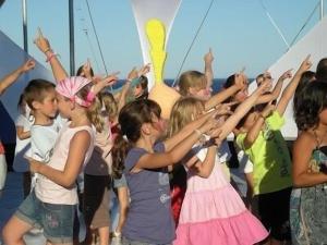 a group of young children standing in front of a crowd at CAP ESTEREL, MAGNIFIQUE VUE MER PANORAMIQUE, TERRASSE, accès PISCINES, PARKING, dernier étage, classé 3 étoiles in Saint-Raphaël