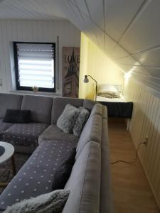 salon z kanapą i łóżkiem w obiekcie Zur langen Heide w mieście Hildburghausen