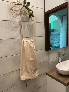 Baño con una toalla colgada en la pared en Nel cuore di Alvito, monolocale sulla piazza, en Alvito