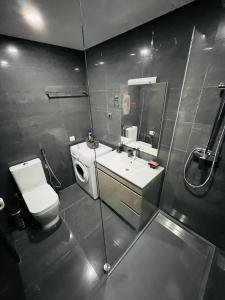 ヴィラモウラにあるVilamoura Pe do Lagoのバスルーム(トイレ、洗面台、鏡付)