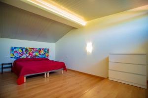 Villa Letizia في تيراتشينا: غرفة نوم بسرير ودهان على الحائط