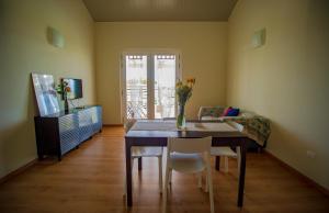 sala de estar con mesa con sillas y sofá en Villa Letizia, en Terracina