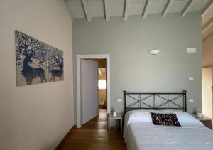 um quarto com uma cama e um quadro na parede em Relais La Rocca Solferino em Solferino