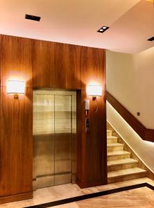 - un ascenseur dans un immeuble avec des escaliers et deux lumières dans l'établissement Inbar Residence إنبار ريزدينس شقة عائلية متكاملة, à Riyad