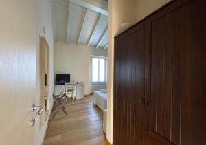 pasillo con una habitación con cama y TV en Relais La Rocca Solferino, en Solferino