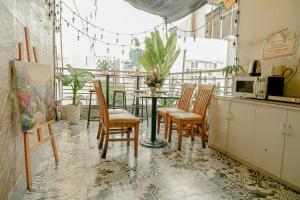 d'une cuisine avec des chaises et une table sur un balcon. dans l'établissement Galaxy Boutique Sai Gon Central Hotel, à Hô-Chi-Minh-Ville