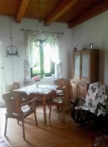 een eetkamer met een tafel en stoelen en een raam bij VÁRBALOG in Várbalog