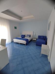 ein Wohnzimmer mit 2 Betten und einem Sofa in der Unterkunft Domus Sole in Sorrent