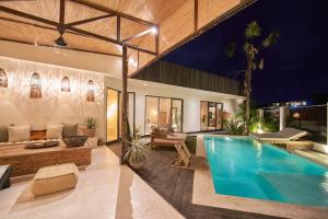 Villa mit einem Pool und einem Wohnzimmer in der Unterkunft Villa Claudia Bali in Kerobokan