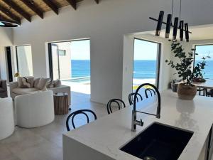 ハンスバーイにあるOcean Retreat, Romansbaaiのキッチン、海の景色を望むリビングルーム